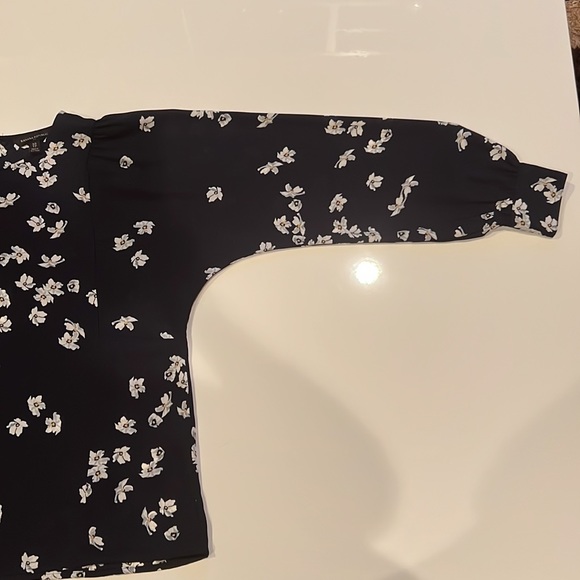 Banana Republic Navy blouse with beautiful white flowers/grey/yellow nice Flowy - Picture 5 of 12